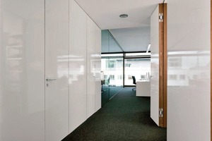  Komplett verdeckt liegende Bänder sorgen für eine ruhige Wandabwicklung, wie hier im Architekturbüro Bastian in Münster  