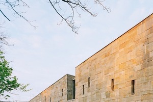  Drei verschiedene Höhen und zwei verschiedene Breiten der Grauwack-Platten wurden für die Mischkonstruktion von tragender Vorhangfassade und Mauerwerk in Maßarbeit hergestellt.  