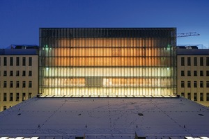  Der Allgemeine Lesesaal Unter den Linden leuchtet in der Dämmerung 