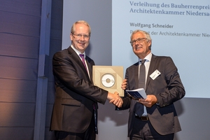  Preisübergabe: Kammerpräsident Wolfgang Schneider (r.) überreicht die Auszeichnung an den Oberbürgermeister der Stadt, Stefan Schostok 