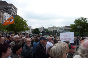  Rund zweihundert Anhänger des denkmalgeschützten Baus demonstrierten auf dem Hannoveraner Opernplatz 
