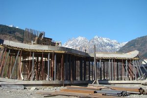  Baustelle im Herbst 2010, im Hintergrund die Tausender des Kaukasus 