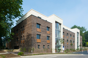  Der Architekt wählte für die Fassade den „Original Wasserstrich Backstein Klinker“ in der Farbgebung „terra“. Der dunkle Stein ist dabei teilweise in Fußsortierung eingesetzt, sodass das Fassadenbild lebendiger wirkt. Dabei werden die sonst nicht sichtbaren Rückseiten der Steine, die produktionsbedingte Abdrücke haben, zur Fassadengestaltung genutzt 