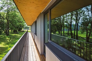  Der Balkon ist nicht nur Freisitz und Fluchtweg, der dient wie sein Überdach als Sonnenschutz 