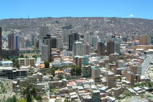 In La Paz wird die Beziehung von Wohnort und sozialem Status deutlich. Umso näher der Wohnort an die Hügel der Stadt rückt, desto ärmer sind seine Bewohner 