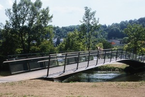  Die Brücke ist aufgrund ihrer geringen Neigung von &lt; 6 % sogar barrierefrei 