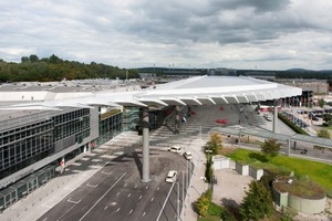  Das Vordach überspannt den Eingangsbereich, verbindet diesen mit U-Bahn­station, Taxivorfahrt und Bushaltestelle und markiert somit den Haupteingang der Nürnberg Messe 