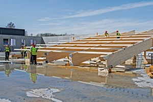  Vier Module verbinden die Facharbeiter zu einem Regalblock direkt auf der Baustelle. Selbst die Sprinkler-Anlage wurde auf der schrägen Ebene vormontiert 