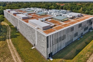  Während die Fassade des Magazingebäudes sich relativ geschlossen zeigt, sind auf dem Dach zahlreiche Aufbauten zu erkennen. Um die Dachfläche von 7200 m² begehen zu können wurde ein stauchungsfreier, hoch druckfester Dämmstoff aus Schaumglas verwendet 