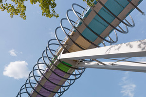  Die Spannbandbrücke mit beidseitig angeschlossenen Rampen ist 406 m lang, der Brückenkorpus ist in 16 verschiedenen Farben gehalten 