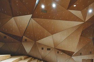  Durch die prismatischen Wand- und Deckenfaltungen heben die Architekten die zu starke Raumbedämpfung in den mittleren Sitzreihen auf 