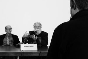  Der Künstler James Turrell erklärt was das Licht eigentlich ist; Museumschef Markus Brüderlin hört aufmerksam zu 