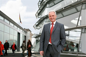  Ganz oben, endlich: Der CSU-Mann Peter Ramsauer, Minister auch fürs Bauen in Deutschland auf dem Dach des Deutschen Bundestages in Berlin 