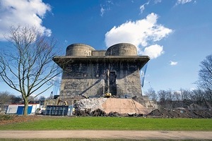  Um den Innenraum zugänglich zu machen, mussten mehrere Tonnen Schutt über die eigens für die Zeit der Baustelle eingerichtete Rampe abtransportiert werden 