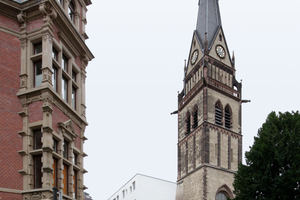  Südlicher Riegel entlang der Herwarthstraße. Der Kirchturm ist mit 77 m Höhe der zweithöchste in der Domstadt
 