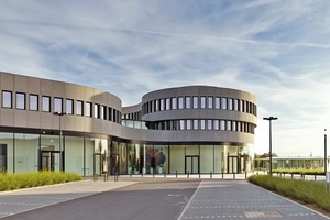  Die Produktionshalle, das Museum und die Bürogebäude haben diesselbe Ästhetik. Die oberen Etagen sind mit Betonsandwichelementen verkleidet, das Erdgeschoss ist eine Structural-Glazing-Fassadenkonstruktion 