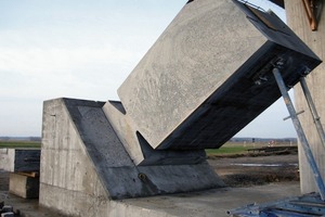  Betongelenke verbinden die Rahmenstiele mit dem Gründungskörper 