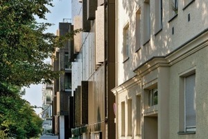  Die beiden Torhäuser erhielten eine perforierte Metallfassade mit stark abstrahierten Blau-regen-Blattmustern. Sie wurde mit einem dunkelbraunen ­Sondereloxal beschichtet 