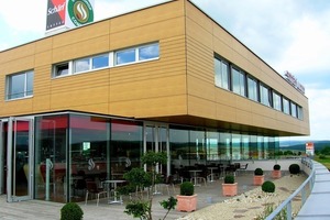  Für die Fassade der Coffee World wurden Linien Plattenoberfläche gefräst  