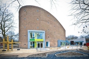  Neben dem ehemaligen Kirchenbau entstand ein Anbau in dem sich weitere Räume der Kindertagesstätte befinden 