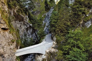  Die statische Ausreizung der Bogenform der Schaufelschluchtbrücke wird in ihrer Verdrehung und Zuspitzung am talseitigen Ende nachvollziehbar 