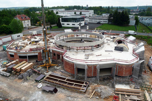  Der Bau wurde mit lokalen Baufirmen realisiert, was sich hier, wegen der komplexen Formen als recht schwierig herausstellte. die Verzögerung bei der Fertigstellung ließ sich auf das hohe Maß an Handwerksarbeit zurückführen 