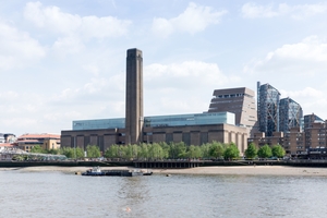  Ansicht vom Fluss: Hinter der Tate Modern ragen der Erweiterungsbau und anderes hervor 