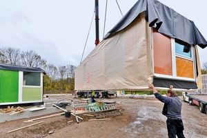  Vorn und hinten werden die Module mit quadratischen Fassadenelementen geschlossen, die entweder die Eingangstür oder ein Fenster enthalten. Der Rest ist mit farbigem Glas ausgefacht 