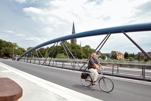  Der flache Stich lässt den Brückenbogen in der Silhouette aufgehen. Ganz links im Bild eine der je zwei Bänke in Brückenmitte. Der Radverkehr wird über die Autospur geführt 