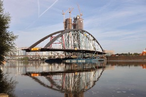  Der Rohbau der Osthafenbrücke wurde von ihrem Baufeld aus mit Potons eingeschwommen 