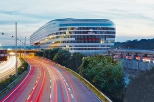  Mit einer Nutzfläche von 140 000 m² gehört das 350 000 t schwere Gebäude zu einem der größten Deutschlands. Geringes Eigengewicht und hohe Tragfähigkeit war daher eines der Auswahlkriterien für die verwendeten Baustoffe 