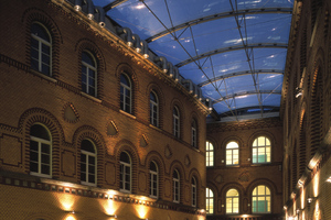  Abb. 8: Atrium für ein Kino und Café in Aachen / ingenhoven architects: Die ETFE-Überdachung macht eine thermische Sanierung der Denkmal-Fassade überflüssig 