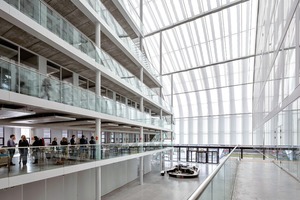  Das dreifach verglaste Dach des Atriums wird im Sommer durch ein automatisches Jalousiensystem vor zu viel Sonneneinstrahlung geschützt  