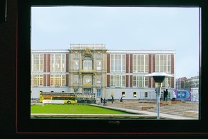  Blick aus der Vergangenheit (entfernte Kunsthalle) auf die Zukunft: Platz vor dem Staatsratsgebäude 