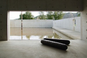  Ausblick aus dem Betongeschoss auf den oberen (Wasser)Garten 