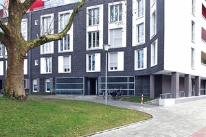  Um die Platane gekurvt: Die Parkfassade spielt mit großen Fensterformaten. Dahinter liegen Bäder, Schlafräume und Treppenhäuser 