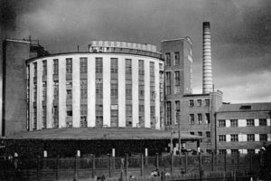  Unbekannter Fotograf, Bäckerei: Außenansicht, der vier Produktionsebenen, 1938Fotografie, 9,3 x 14,6 cm. Bauingenieur: Georgi Marsakow, 1931 