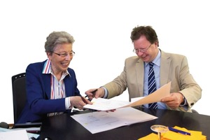  Vertragsunterzeichnung: Dr. Ruth Leuze (Wüstenrot Stiftung) und Prof. Dr.-Ing. Wolfram Ressel (Uni Stuttgart) 