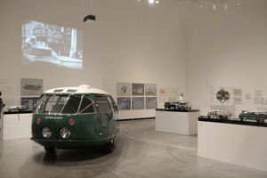  Blick in den Raum mit den Fuller-Exponaten. Im Vordergrund das rekonstruierte Dymaxion-Car Nr. 4 