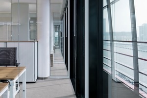  CAS, das Carpet Concept Acoustic System, mit seiner besonders hohen Fähig­keit zur Schallabsorption, sorgt für eine ausgeglichene Raumakustik und gewährleistet konzentriertes Arbeiten mit ergonomisch sinnvoller Hörsamkeit 