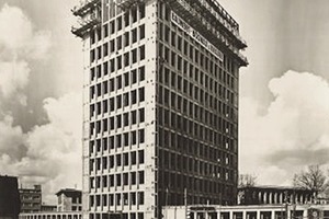  Das Gerling Hochhaus ist ein Gebäude der Nachkriegsmoderne. Den Stahlskelettbau bauten Anfang der 1950er-Jahre die Architekten Helmut Hentrich und Hans Heuser 