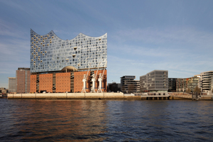  Von Süden: die Elbphilharmonie auf der Spitze des Dalmannkais in der HafenCity. Davor die Norderelbe. An der höchsten Spitze ist das Dach 110 m hoch, die Plaza liegt 37 m hoch über dem Platzniveau 