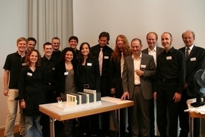  Gruppenbild mit Studierenden der HFT Stuttgart, dem Projektverantwortlichen Professor Jan Cremers (4. v.r.) und dem Rektor der HFT Professor Rainer Franke (1. v.r.) 