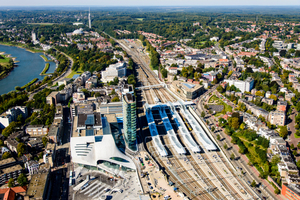  Die neue Tranferhalle sitzt südöstlich der Gleise. Die Bahnsteige werden von hier aus unterirdisch erschlossen 