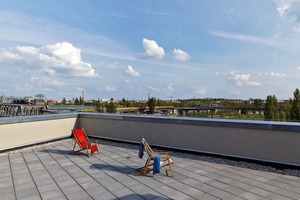  Die Dachterrasse dient als Gemeinschaftsfläche. Hier gibt es auch Abstellflächen, die den fehlenden Kellerraum ersetzen 