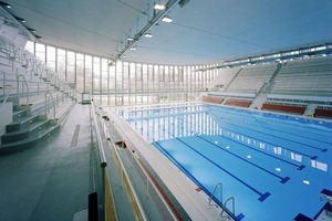  Blick in die sanierte Schwimmhalle unter abgehängtem Betonschalendach 