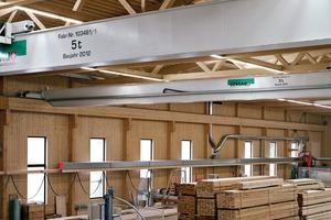  Blick in die Fertigungshalle mit Kranbahn aus Holz 