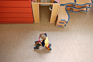  Laufräder, Bobbycars oder herunterfallende Bausteine müssen Bodenbeläge in Kindergärten aushalten, sie müssen robust und abriebfest sein 