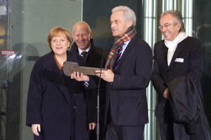  Prof. Dr. Dr. E.h. bei der Eröffnung von F87 zusammen mit Bundeskanzlerin Dr. Angela
Merkel und Bundesminister Dr. Peter Ramsauer  