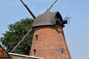  Dachabdichtung der Windmühle Burgdorf bei Salzgitter: Der bestehende Untergrund sollte erhalten bleiben, so dass eine Lösung gefragt war, die auf Bitumen haftet und gleichzeitig nahtlos abdichtet 